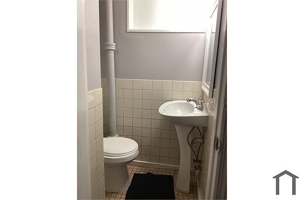 Building Photo - 3 Bedroom 2 Bathroom home