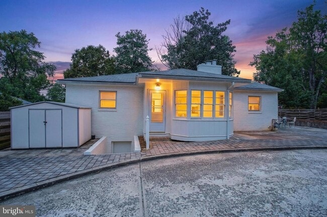 Building Photo - 5205 Saratoga Ave