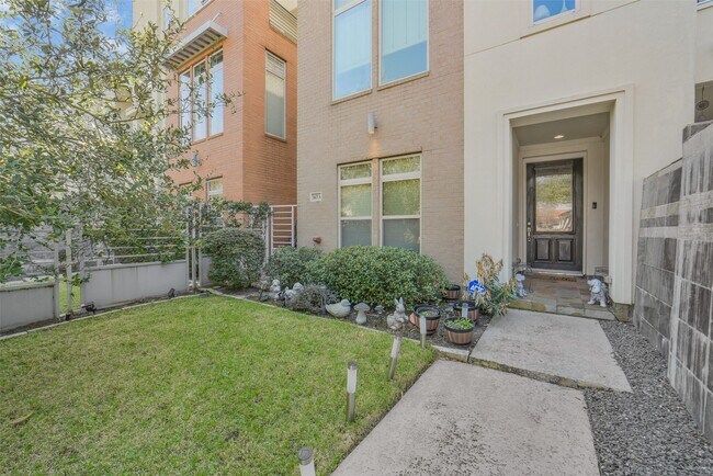 Building Photo - 5425 Hidalgo St