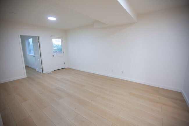 Building Photo - 938 Huron Ave