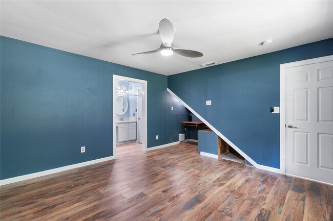 Building Photo - 293 Commodore Dr