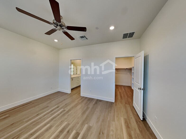 Building Photo - 822 English Primrose St