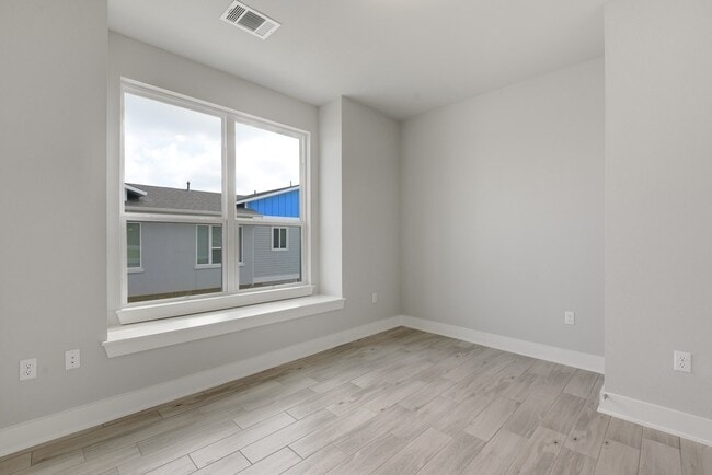 Building Photo - Gorgeous Edgewick Condo - Available Now!