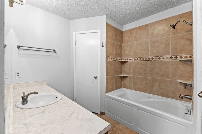 Building Photo - 607 Russet Valley Dr