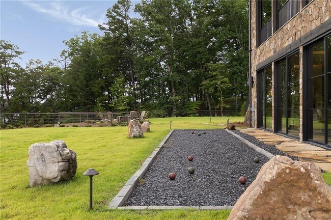 Building Photo - 725 Rocky Point Dr