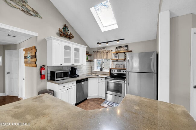 Building Photo - 14 Chestnut St