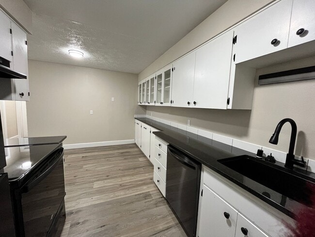 Building Photo - Contemporary 2 Bedroom / 1 Bath in Charming Cliff-Cannon Suburb