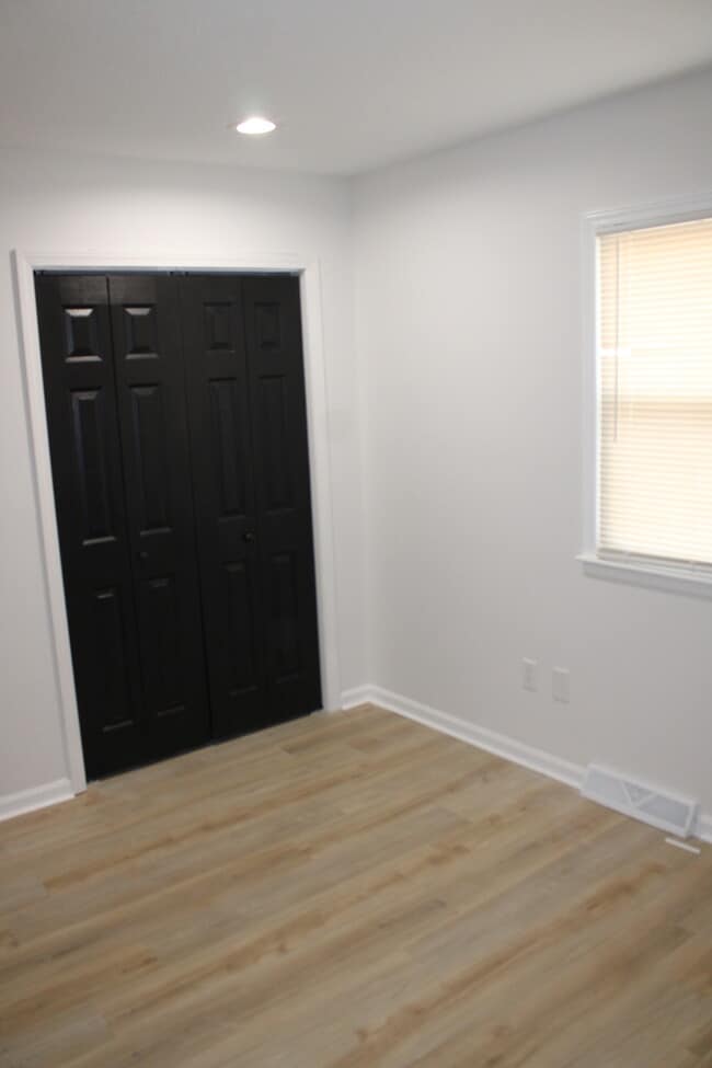 Building Photo - Spacious 5-bedroom, 2.5 full-bath home located in Shawnee, KS