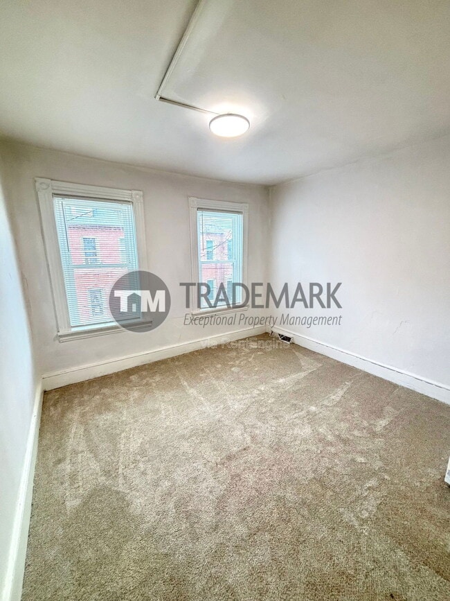 Building Photo - 513 Green St