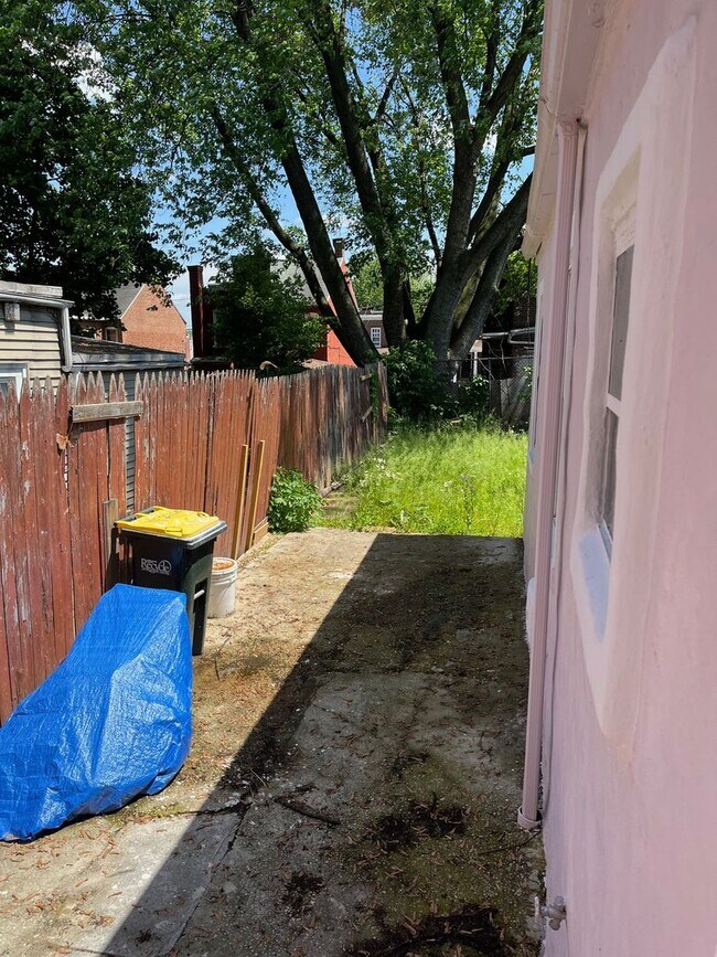 Building Photo - Spacious 3Bed/1 Bath Townhouse