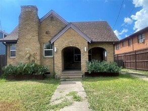 Building Photo - 3819 Roseland Ave