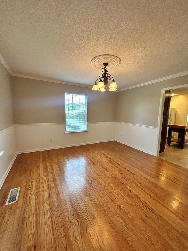 Building Photo - $500.00 OFF JANUARY RENT!! Soddy Daisy Oasis! 3 beds, 2.5 baths, huge garage & yard!