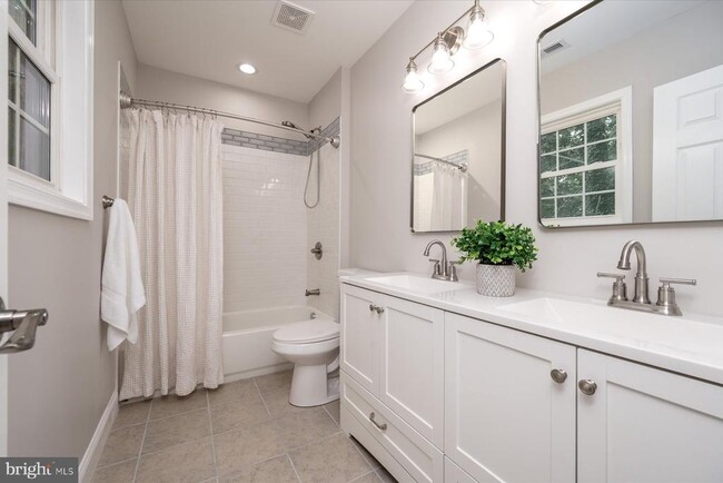 Building Photo - 1400 Lower View Ct