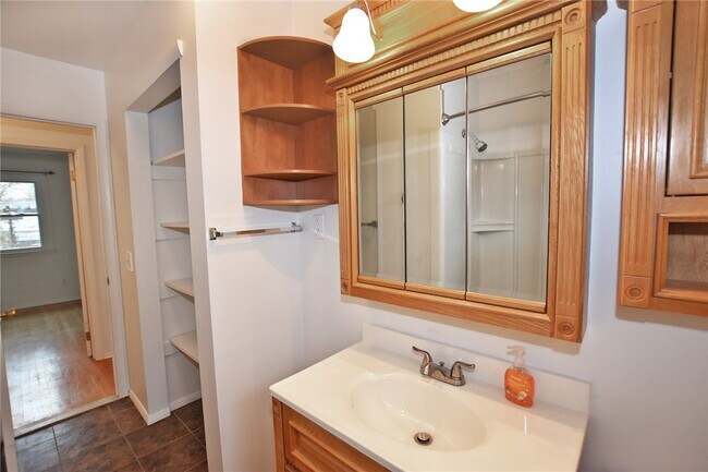 Building Photo - 300 Howland Ave