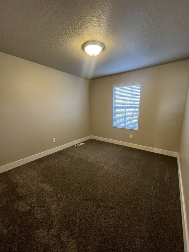 Building Photo - 1 MONTH FREE- 3 Bed, 2.5 Bath Townhome in Pleasant Grove