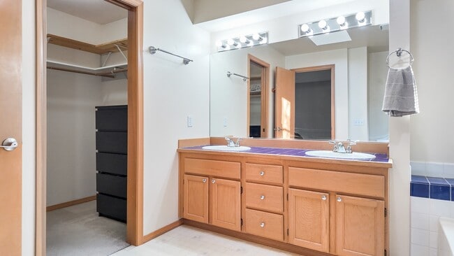 Building Photo - Spacious 4-Bed Home in East Meridian