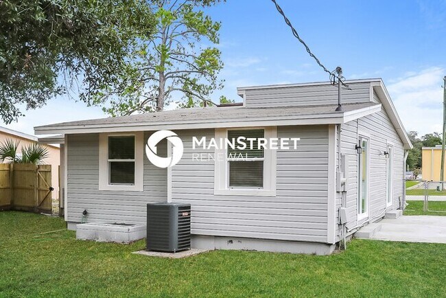 Building Photo - 3 Bedroom Pet-Friendly Home in SANFORD, FL with Main Street Renewal