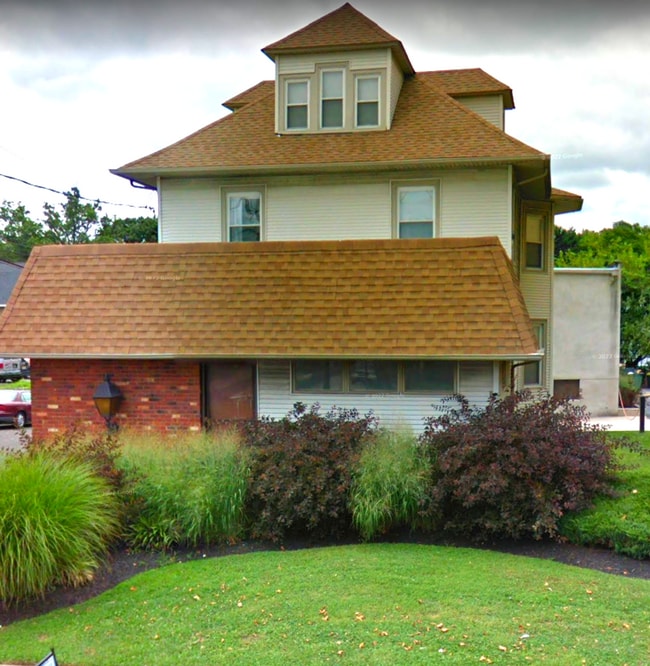 Building Photo - Upgraded 2 Bed/2 Bath plus Den HOME 1100 sq ft. Unit...A Must See!!!