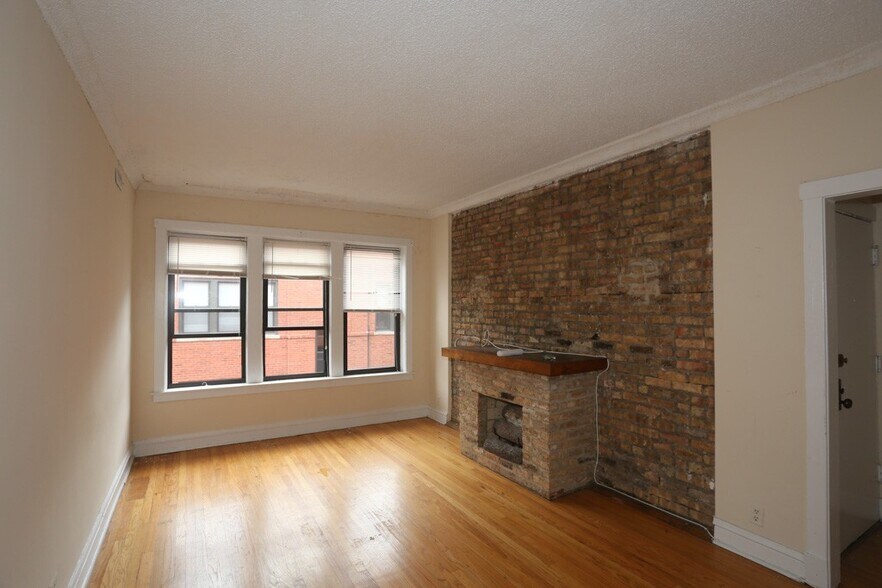 Building Photo - 3522 N Racine Ave