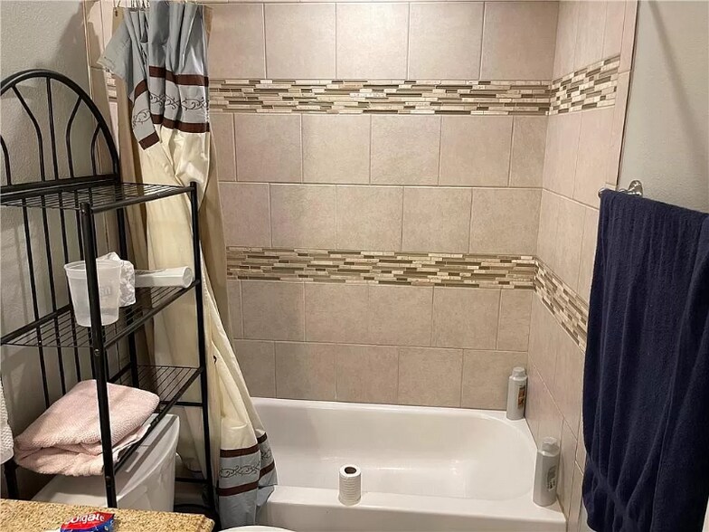 Building Photo - 605 Luther Dr