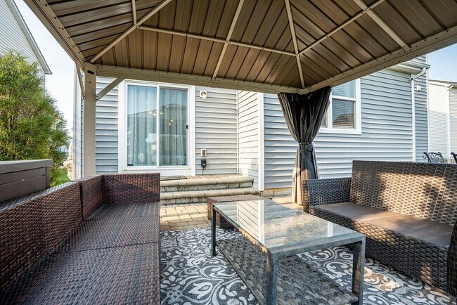 Building Photo - 123 Schellinger St