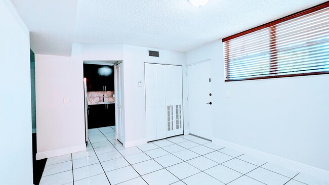 Building Photo - 3253 Foxcroft Rd