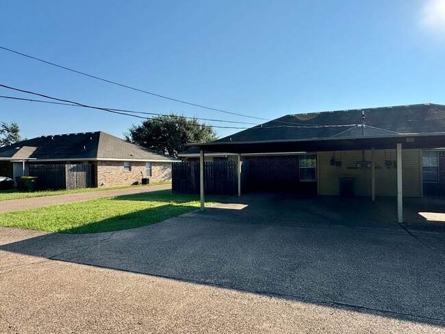 Building Photo - Duplex