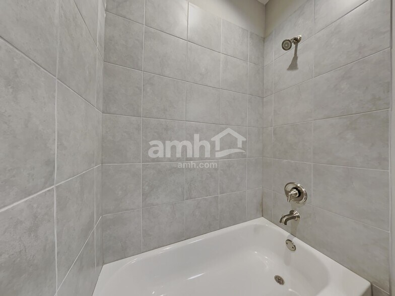 Building Photo - 5571 Stonecrest Dr