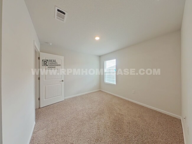 Building Photo - READY FOR MOVE-IN! | SPACIOUS CRESTVIEW HO...