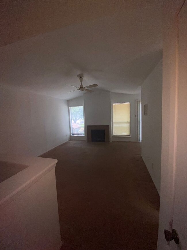 Building Photo - 1 bed 1.5 bath Apply now! $200 Move in Special