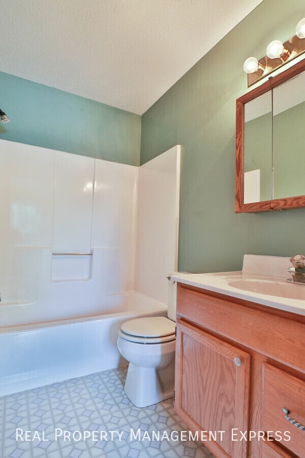 Building Photo - Lovely 2 Bedroom 2.5 Bathroom Townhome