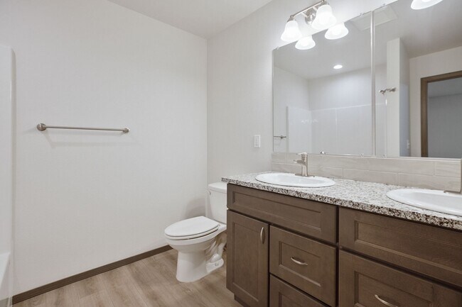 Building Photo - 3 bedroom 2.5 bathroom End Unit Modern Tow...