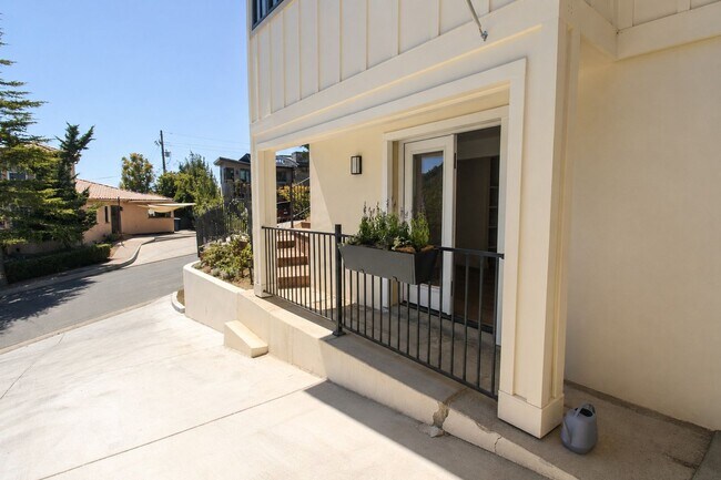 Building Photo - 392 Santa Maria Ave