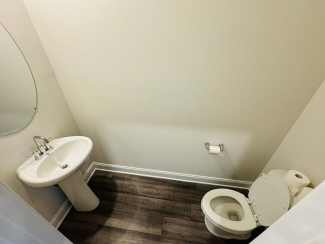 Building Photo - FOR LEASE - 3 bed, 2.5 bath, 1611 sqft tow...