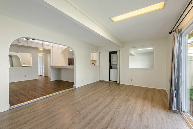 Building Photo - 2-Bedroom / 1-Bath Condo + Loft. 2 Parking Stalls. Water Included.