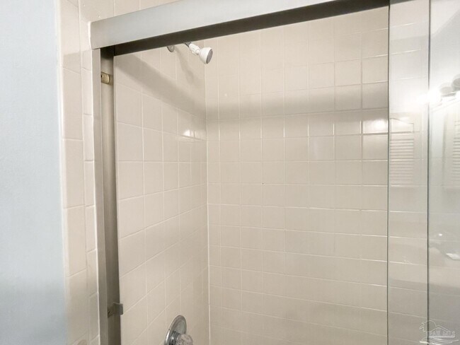 Building Photo - 14100 River Rd