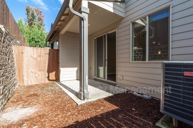 Building Photo - 11212 NE 14th Ct