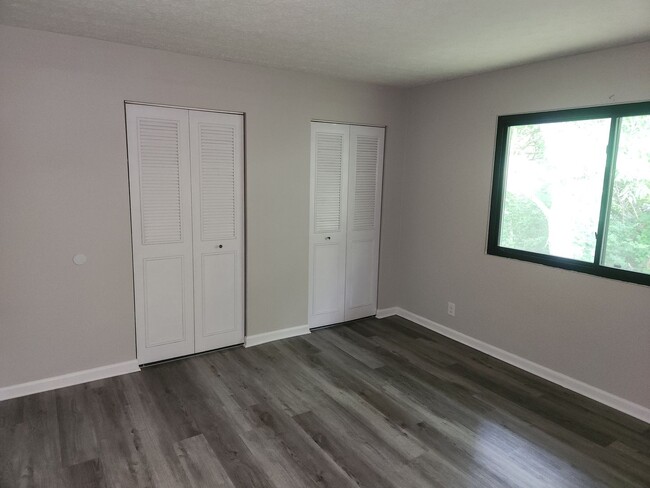 Building Photo - Lovely 1 bedroom 1 bath 2nd floor condo wi...