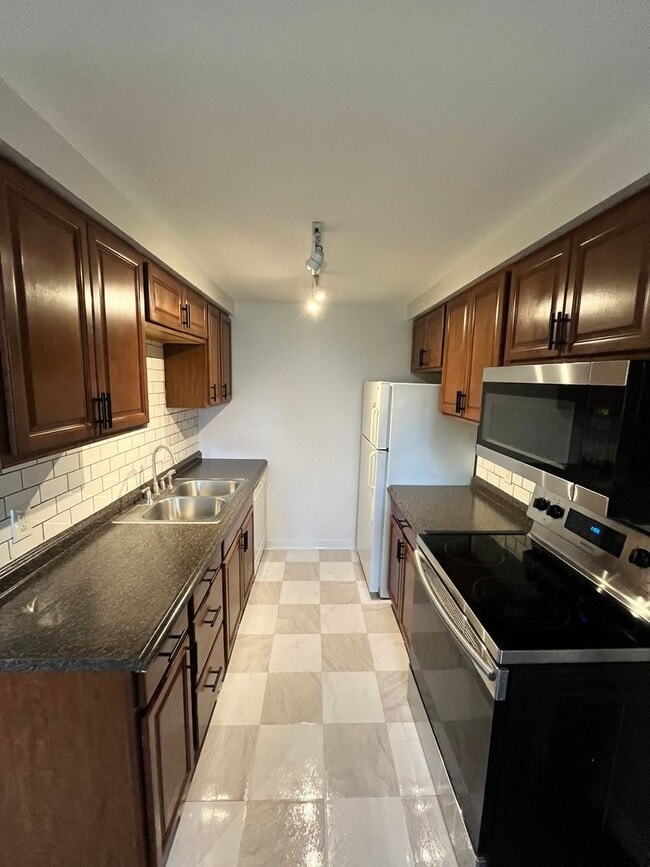 Building Photo - Convenient location with great amenities!