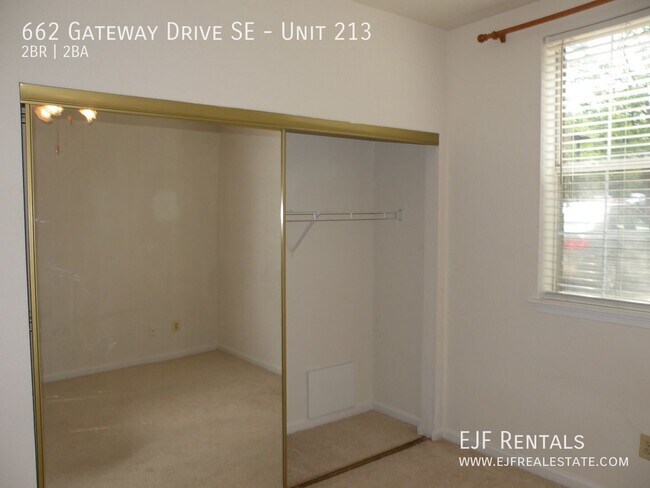 Building Photo - 662 Gateway Dr SE