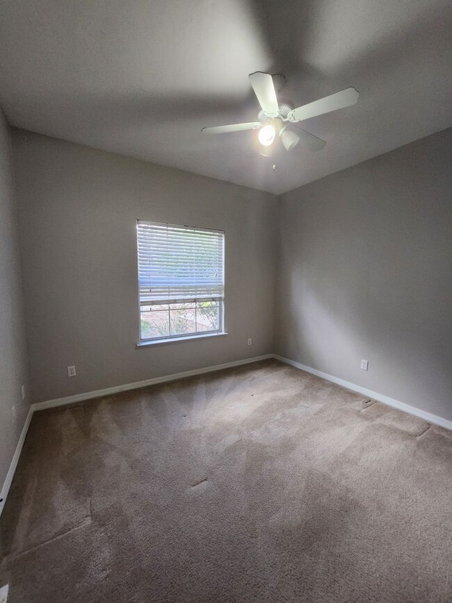 Building Photo - Move in Ready in NW Gainesville!