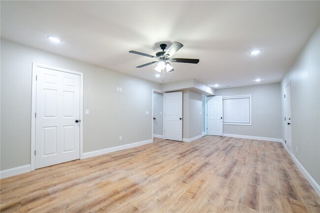 Building Photo - 1647 Carolyn Dr