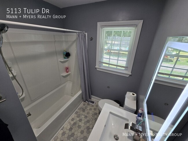 Building Photo - 5113 Tulip Dr