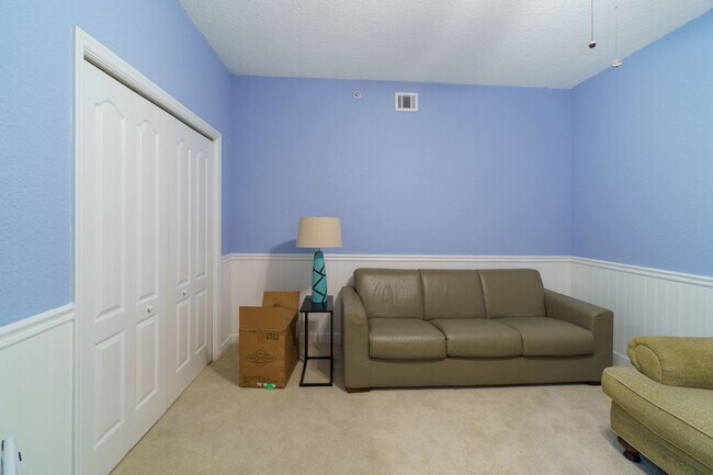 Building Photo - 3 BEDROOM TO 2 BATH SPACIOUS CONDO - HALF ...