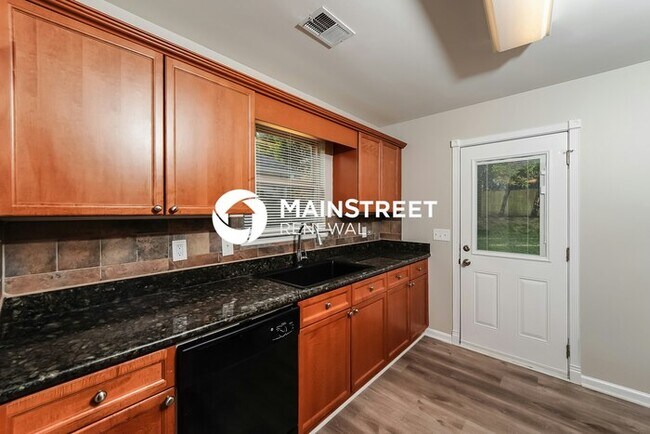 Building Photo - 3 Bedroom Pet-Friendly Home in PELL CITY, AL with Main Street Renewal