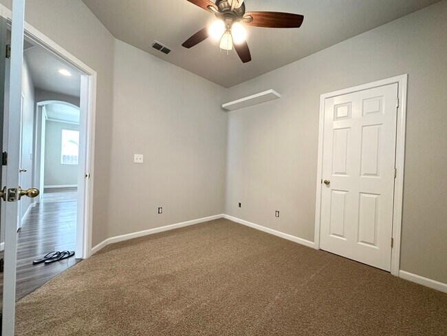 Building Photo - Rosevilles desirable Highland Reserve neighborhood