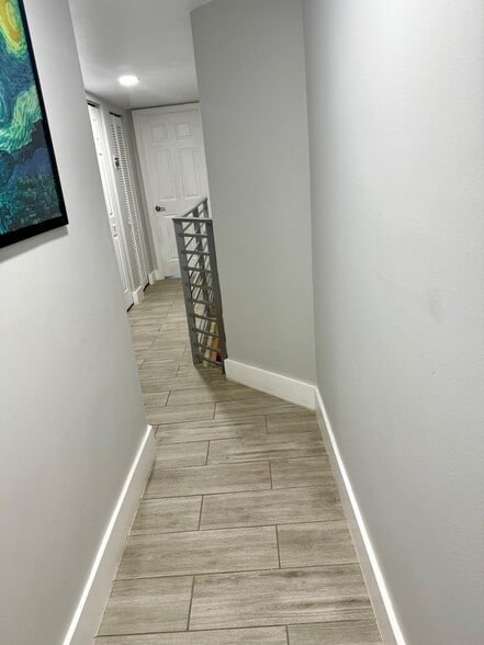 Hallway upstairs - 828 W 38th Ter