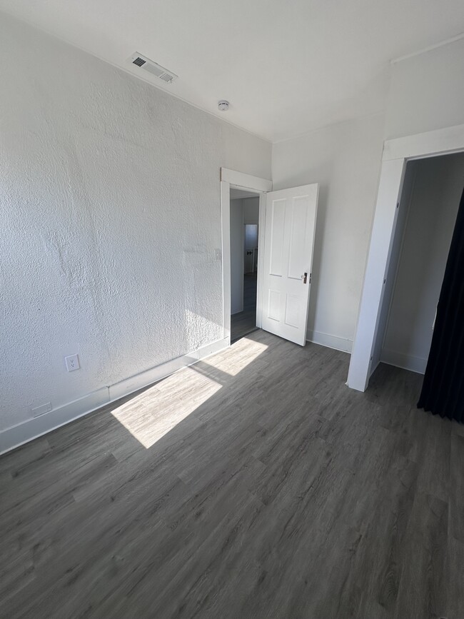 Building Photo - 223 E 27th St