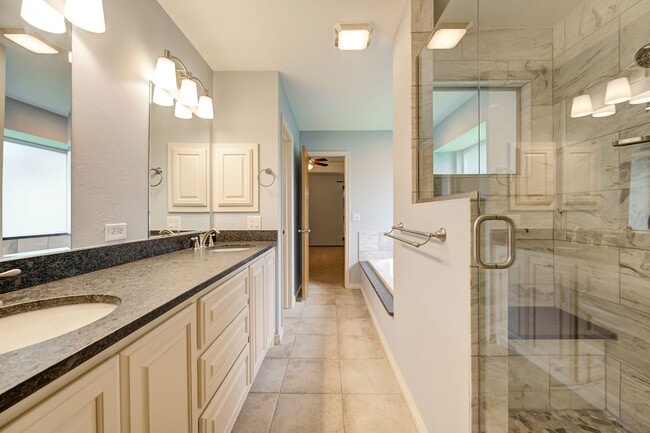 Building Photo - Amazing 4BD/3BTH home with a 3 car garage ...