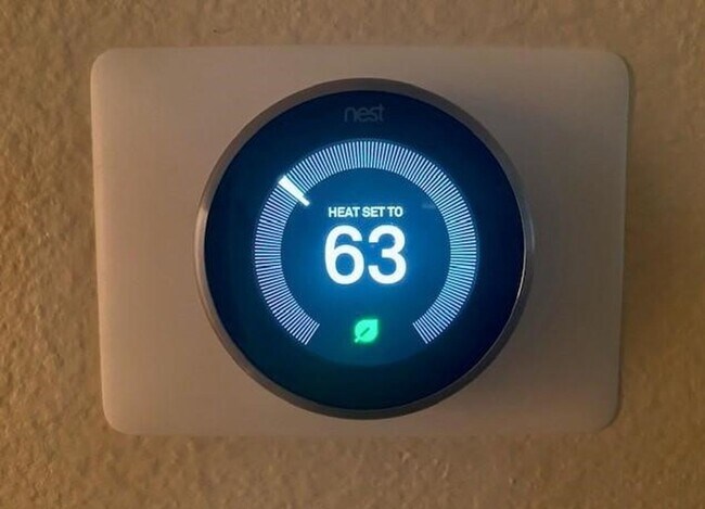 Building Photo - CLEAN ~ TURNKEY ~ SINGLE STORY ~ 4 BEDROOM / 2 BATH